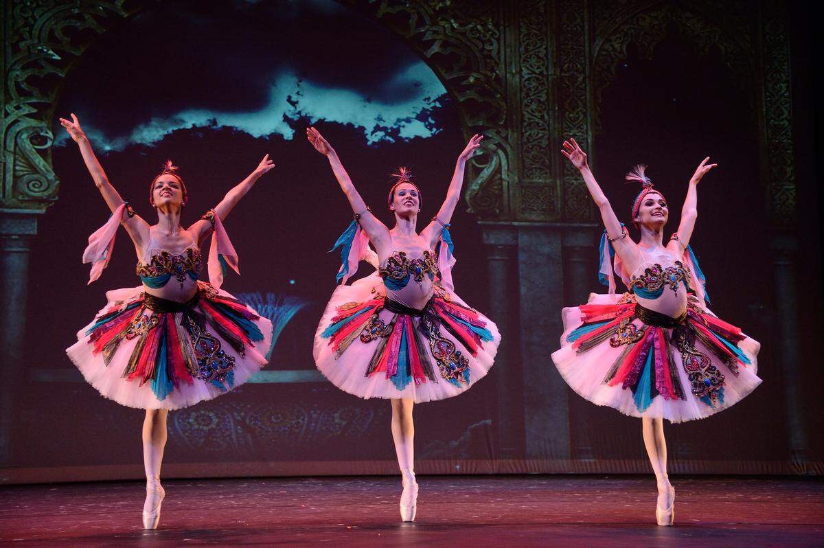 Masiel Alonso, Mayrel Martínez y Gretel Batista en el Grand Pas de Trois de las Odaliscas de “Le Corsaire”.