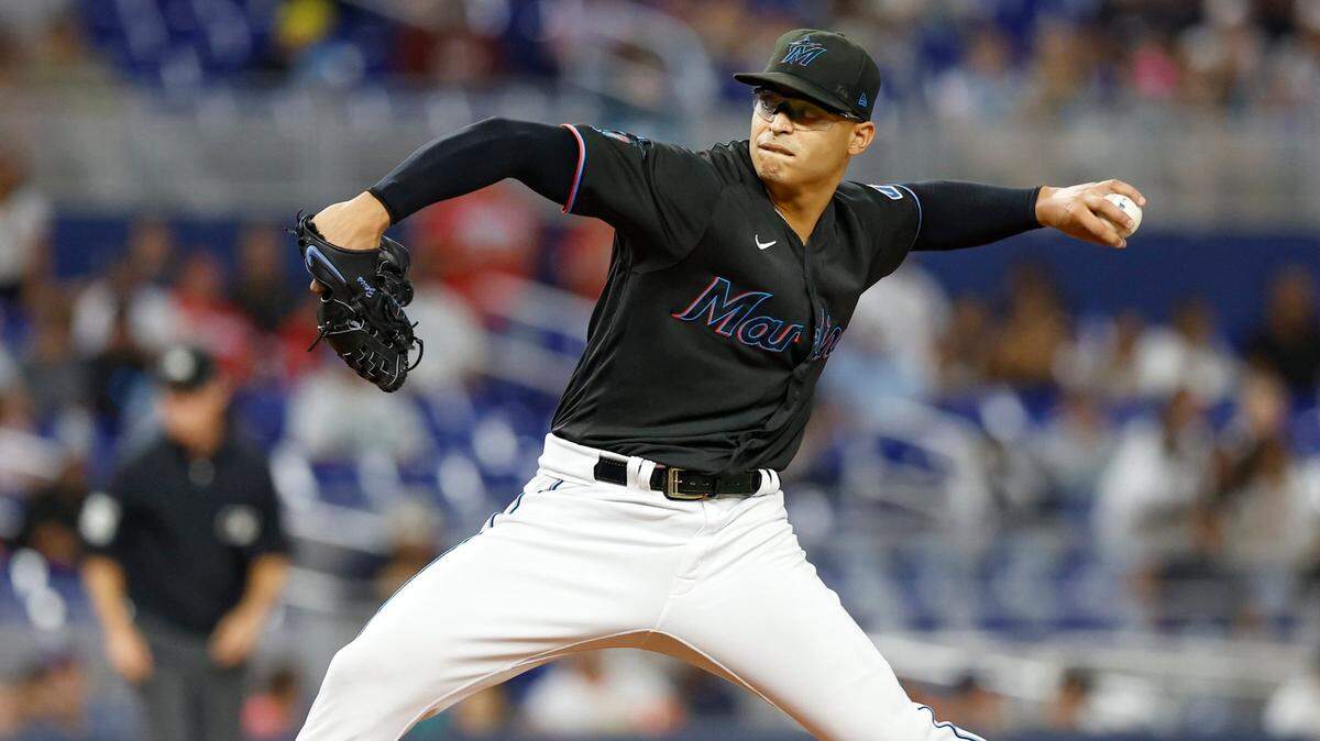 El abridor de los Marlins Jesús Luzardo lanza en el primer inning del partido contra los Astros de Houston,celebrado el 16 de agosto de 2023 en Miami.