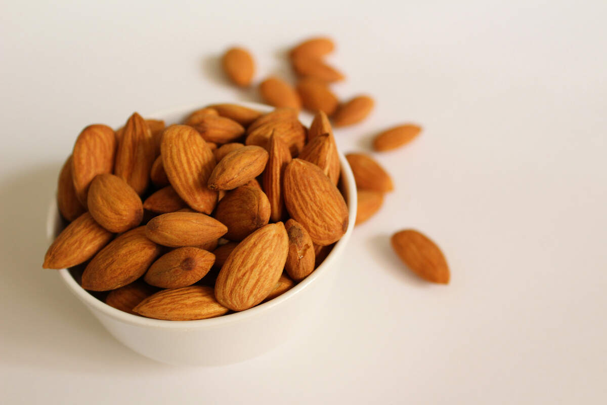 Una ración de 30 gramos de almendras aporta alrededor de 80 miligramos de magnesio, según Phil Hugo.