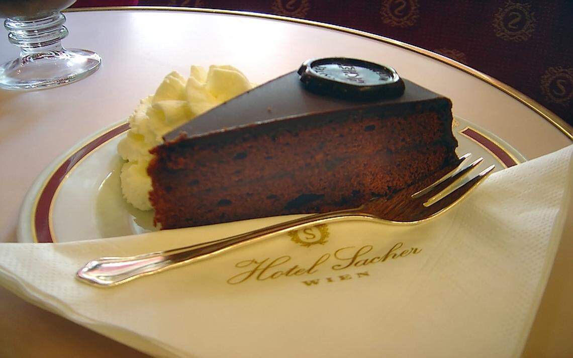 La marca ‘Original Sacher‑Torte’, un bizcocho de chocolate recubierto con un glaseado del mismo sabor y relleno con una fina capa de mermelada de albaricoque, cuya receta se guarda con el máximo secreto y del que actualmente se venden unas 360,000 unidades al año.
