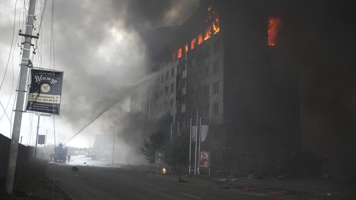 Russian bombs hit a building in Kyiv, Ukraine. (Foto AP/Efrem Lukatsky)