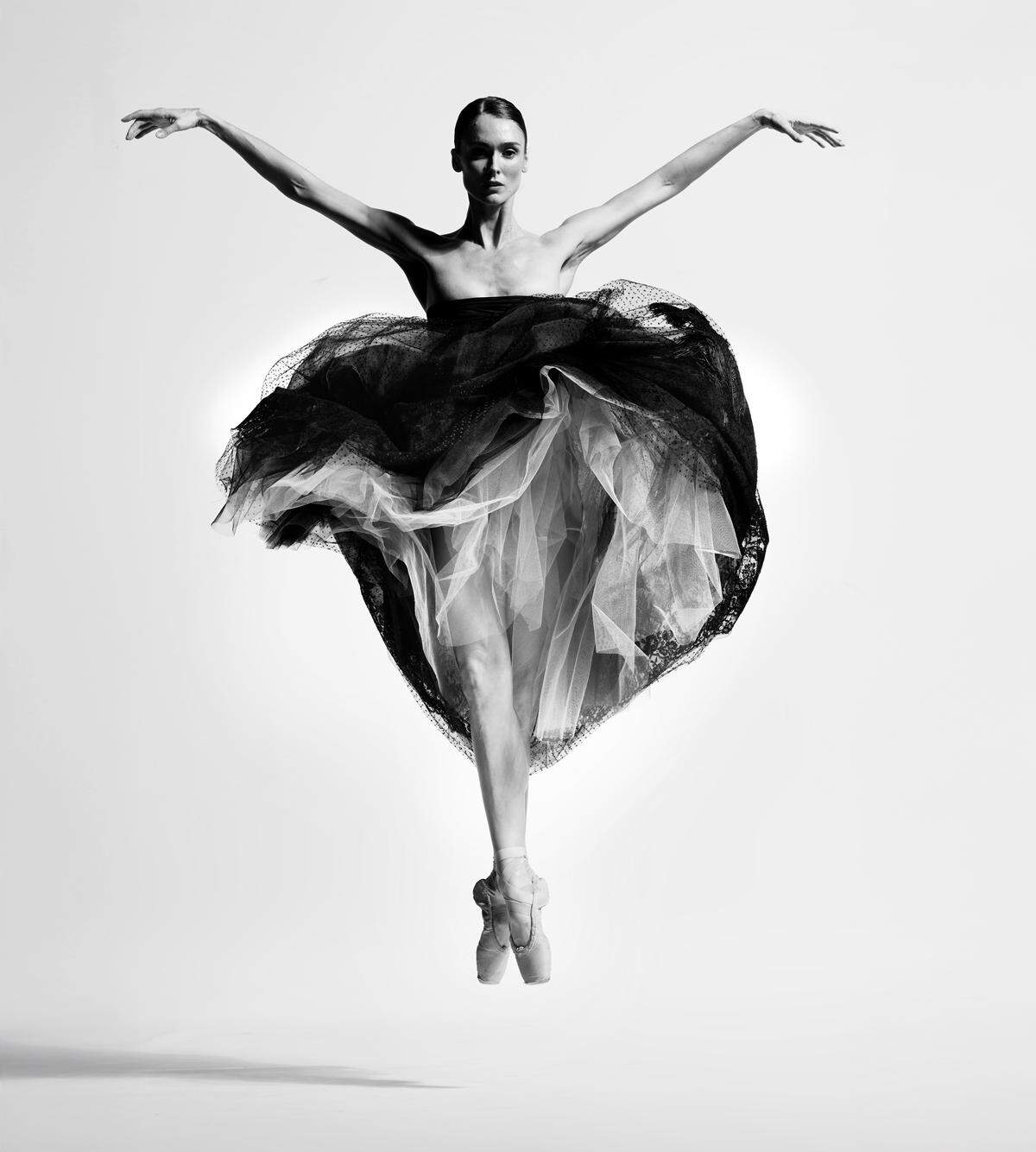 Hannah Fischer, bailarina principal del Miami City Ballet. El aclamado fotógrafo Pari Dukovic realizó una serie de imágenes de los bailarines del Miami City Ballet, que fueron reveladas durante la Gala del 40.º Aniversario. 