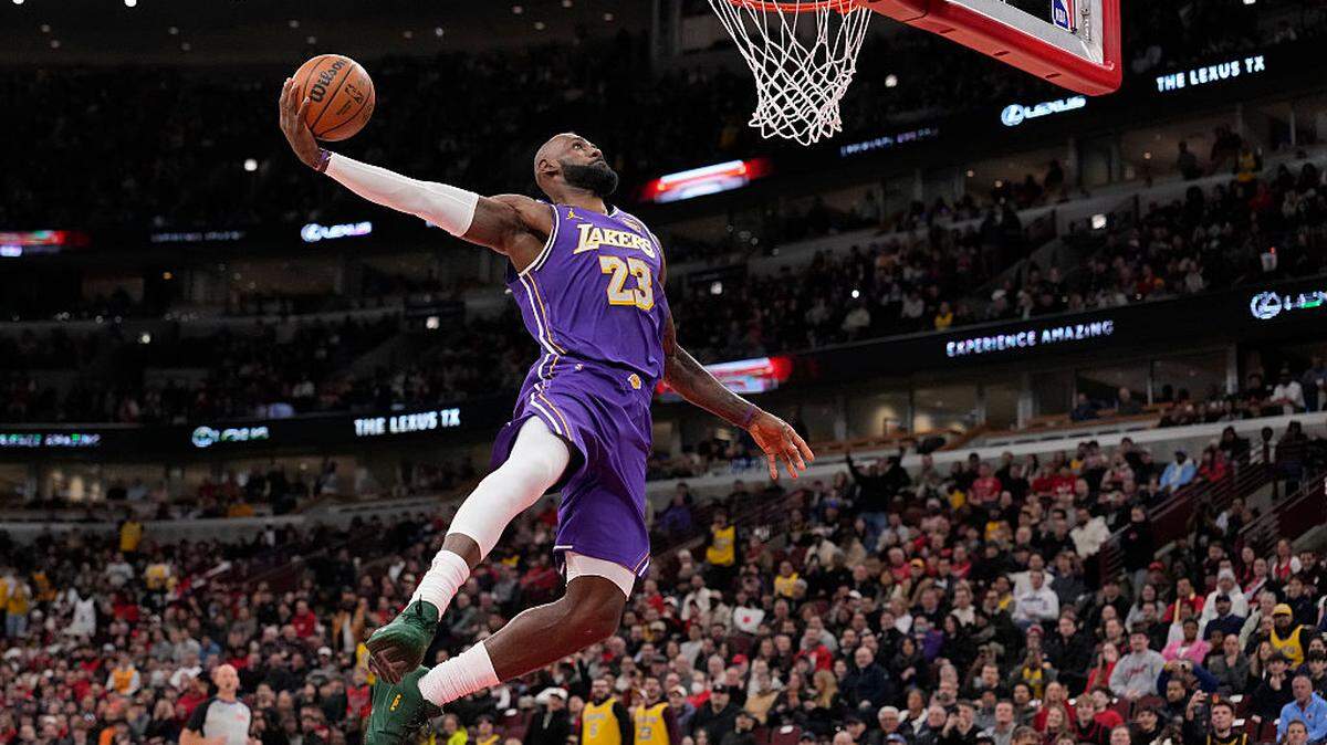 LeBron James se convirtió este miércoles en el primer jugador en la historia de la NBA en alcanzar los 60,000 minutos en la temporada regular y lo hizo en el regreso a la que fue su casa, Cleveland, donde los Lakers sufrieron un duro revés.