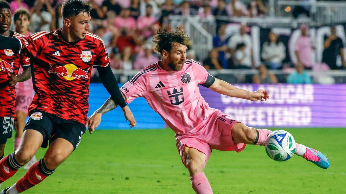 El delantero del Inter Miami Lionel Messi (der.) dispara a puerta ante la marca de Noah Eile, de New York Red Bulls, en el partido de la MLS celebrado el 3 de mayo de 2025 en el Chase Stadium en Fort Lauderdale, Florida.
