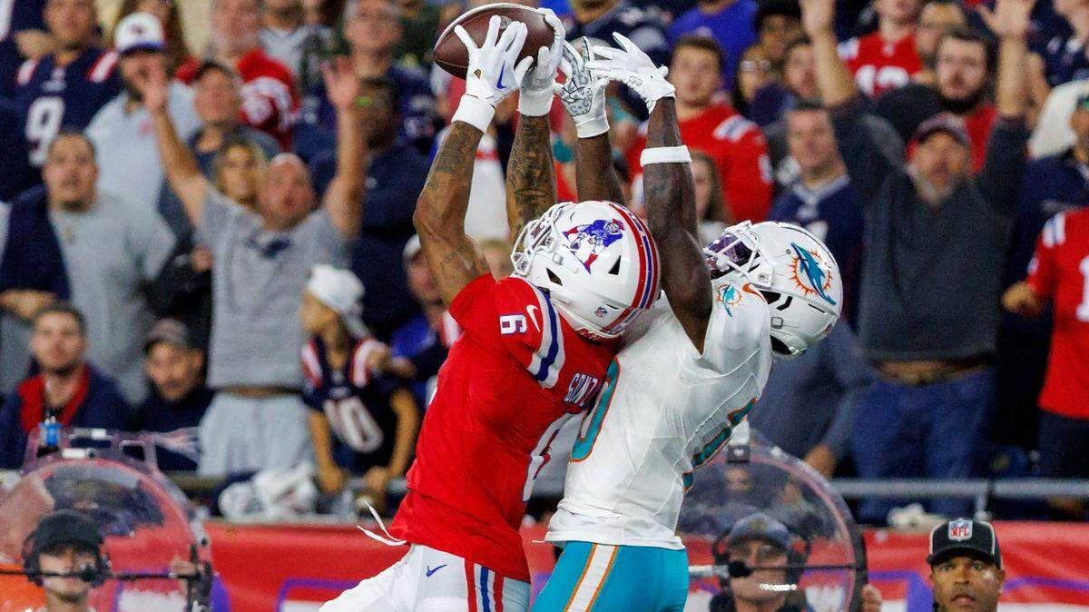 El cornerback de los Patroits de New England Christian González intercepta un pase al wide receiver de los Dolphins de Miami Tyreek Hill, en el partido celebrado el 17 de septiembre de 2023 en el Gillette Stadium en Foxborough, Massachusetts.