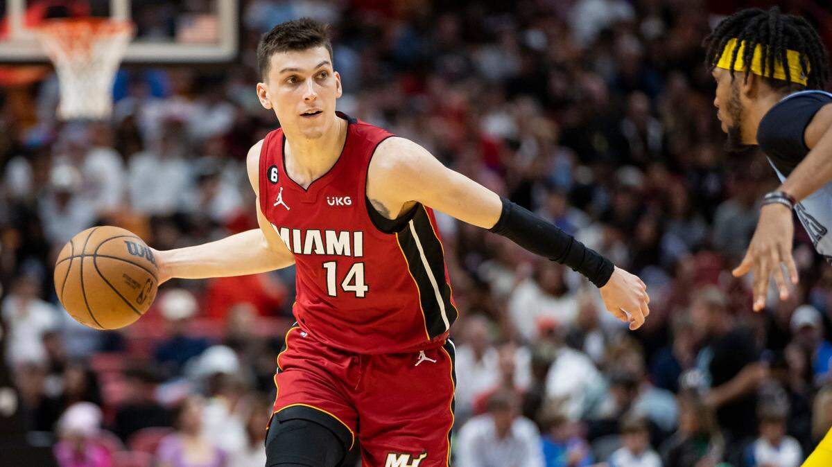 El escolta del Heat Tyler Herro  busca pasar el balón ante la marca de Ziaire Williams, de los Grizzlies, en el partido celebrado el 15 de marzo de 2022 en Miami.
