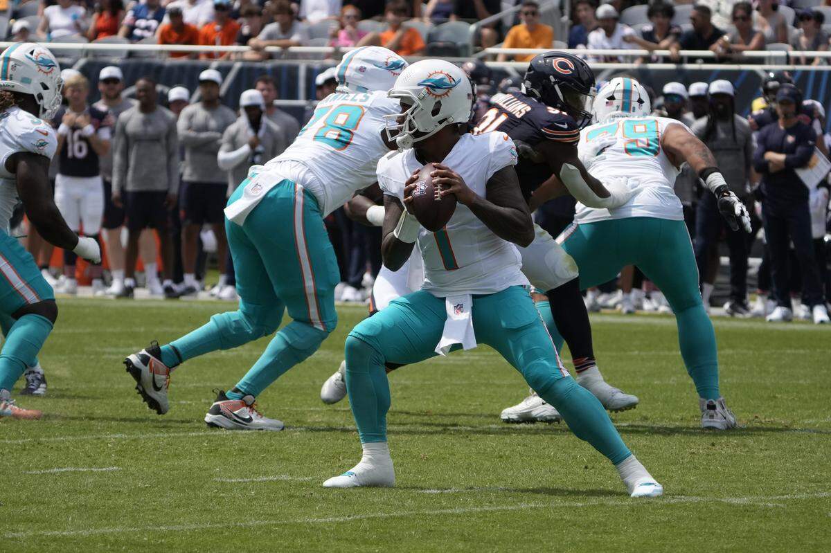 El quarterback de los Dolphins Tua Tagovailoa pasa el ovoide en el primer cuarto del partido de pretemporada ante los Bears, el 10 de agosto de 2025 en el Soldier Field de Chicago.