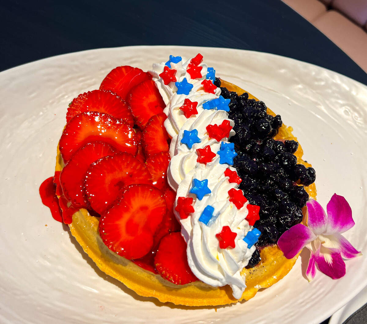 Waffle en honor al 4 de Julio en el restaurante Sugar Factory en Alton Rd.