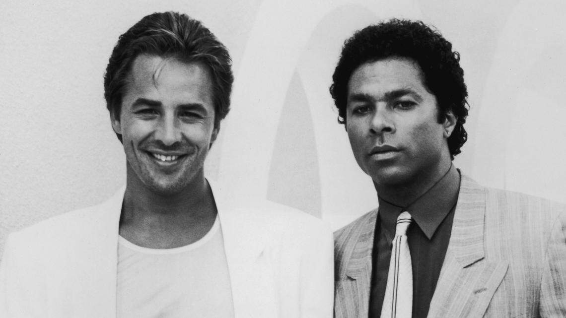 Actores estadounidenses Philip Michael Thomas como Tubbs y Don Johnson como Crockett en la serie policial de televisión Miami Vice, circa 1988.