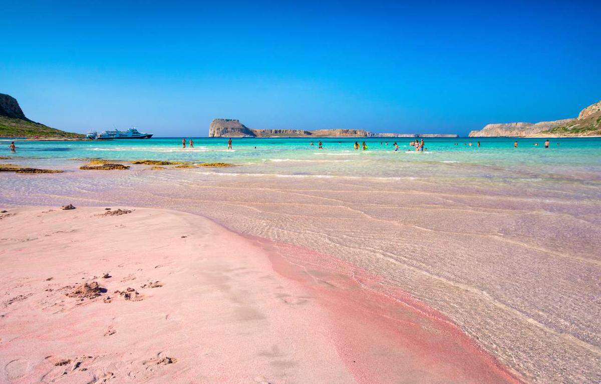 Al sur de Creta, la isla más grande de Grecia, es famosa por sus playas paradisíacas. Entre las playas más destacadas están Elafonisi, con su arena rosa y aguas turquesa.