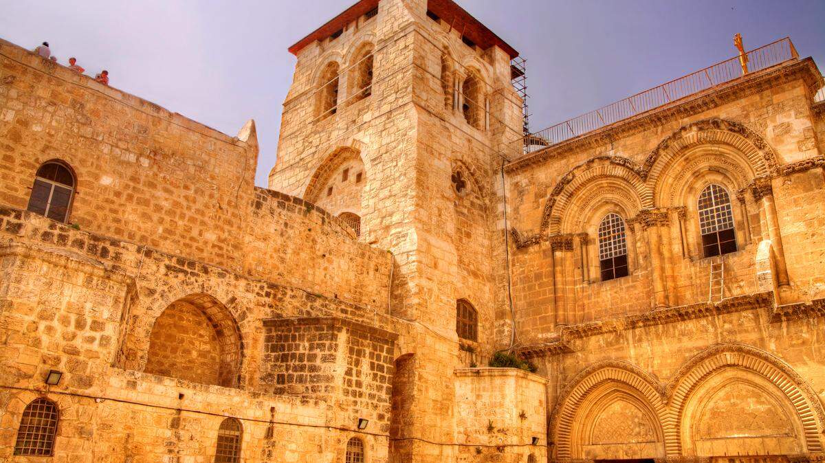 Iglesia del Santo Sepulcro, en Jerusalén, Israel, está ubicada en el lugar donde Jesús fue crucificado, concretamente en el Gólgota, y donde se conserva la tumba vacía de la que resucitó.