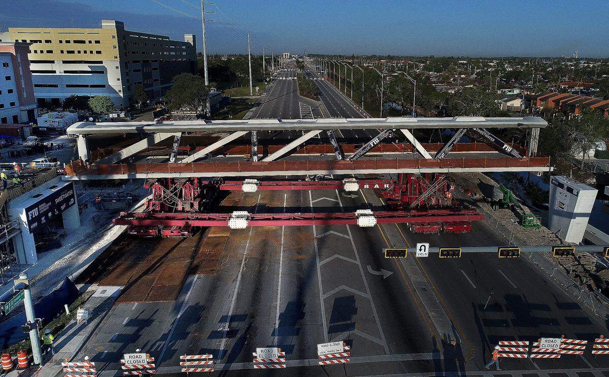 El espacio poco uniforme entre los elementos diagonales, que ayudaban a soportar el puente de FIU, debía alinearse con los tubos que se iban a colocar por encima.