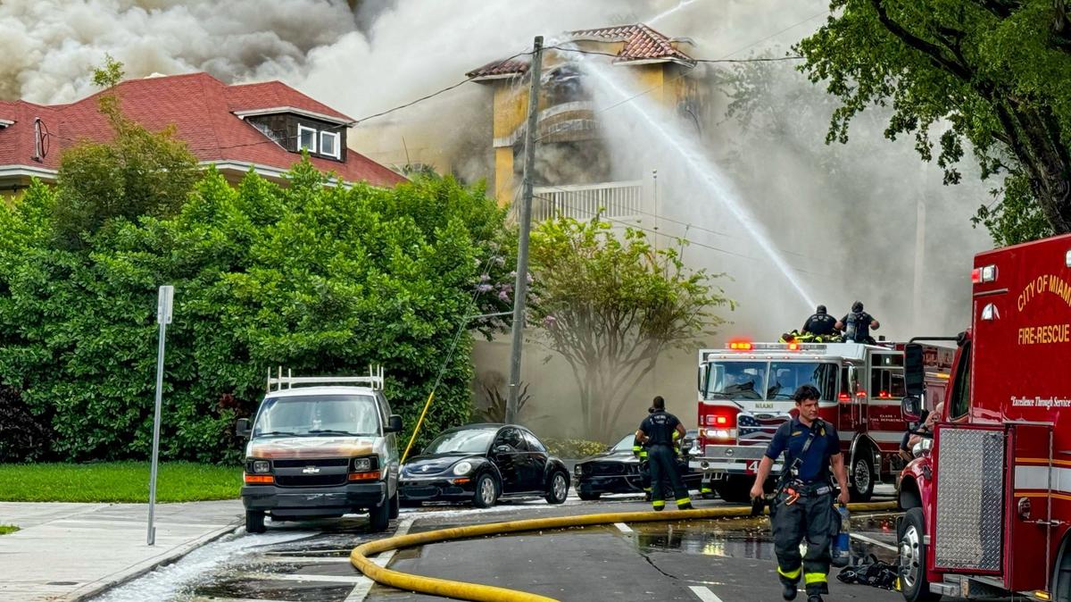 Los bomberos de Miami intentan apagar un incendio en el edificio Temple Court Apartments, 431 NW Third St., el lunes 10 de junio de 2024.