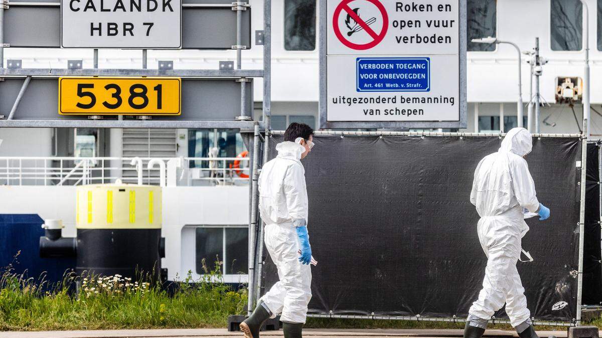 Personal con trajes de protección personal camina antes de abordar el crucero neerlandés MV Hondius afectado por un brote de hantavirus, en el puerto de Róterdam, el 19 de mayo de 2026.