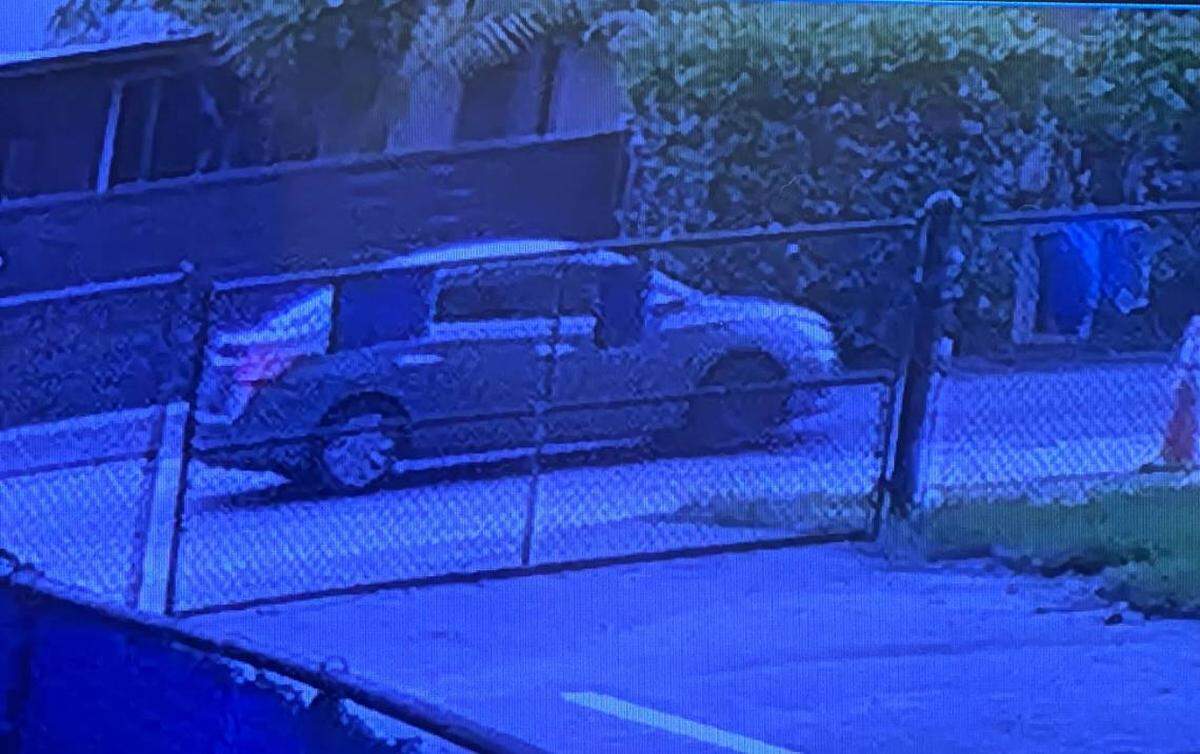 La policía cree que el sospechoso conducía un sedán de color gris, posiblemente un Nissan, con ventanillas ahumadas.