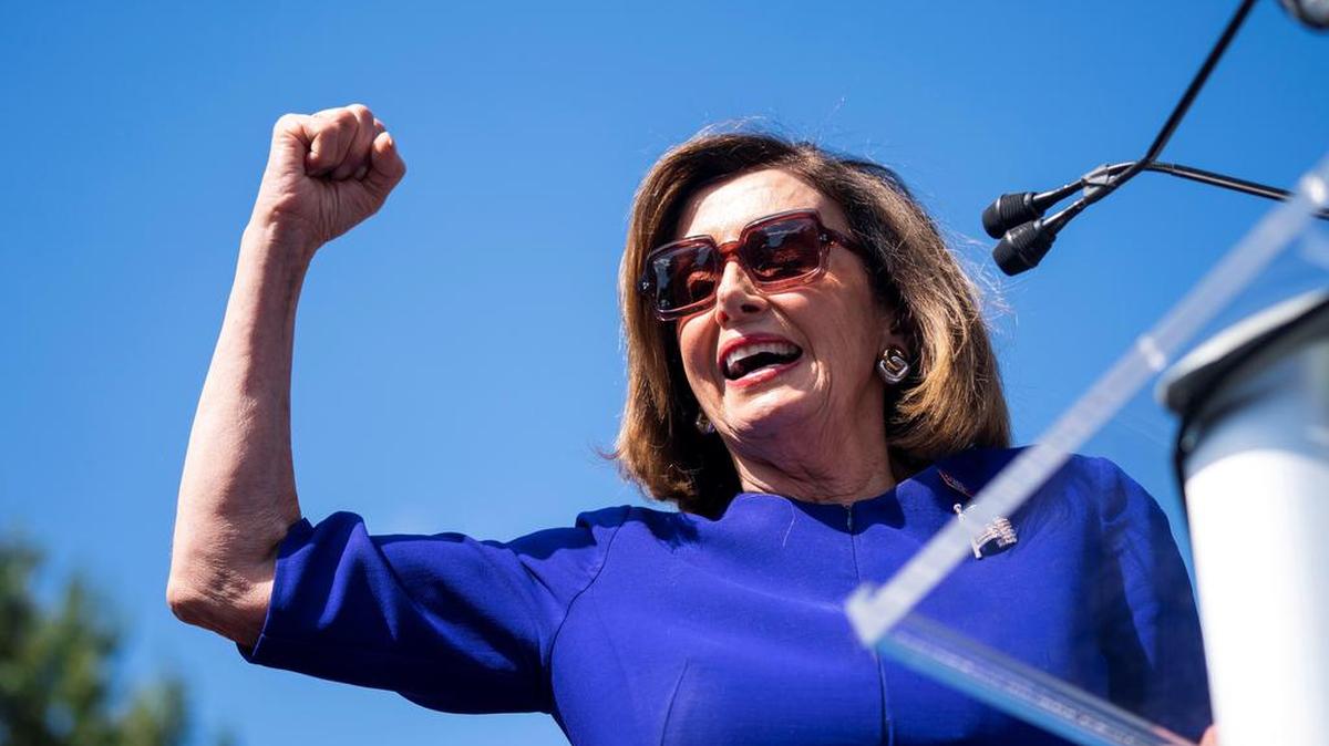 La presidenta demócrata de la Cámara de Representantes de California, Nancy Pelosi, habla con miembros del sindicato fuera del Capitolio de los Estados Unidos en Washington, DC el 24 de septiembre de 2019.