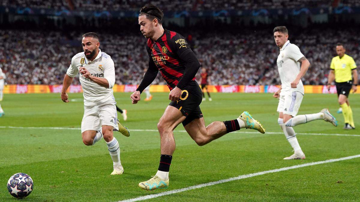 El jugador del Manchester City Jack Grealish conduce la pelota en el partido de semifinal de la Liga de Campeones ante el Real Madrid, celebrado el 9 de mayo de 2023 en Madrid.