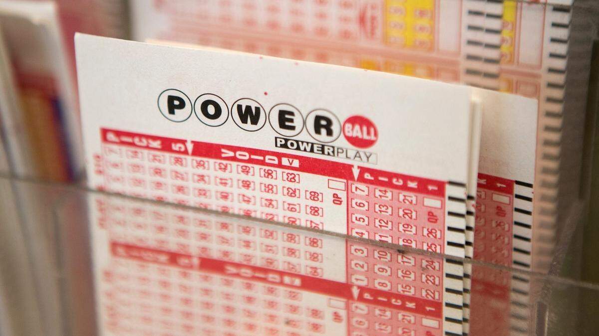 Tres personas en tres estados diferentes, Pensilvania, Missouri y Wisconsin, ganaron grandes premios en el Powerball, pero el premio mayor aumentó para este lunes, 20 de octubre de 2025.