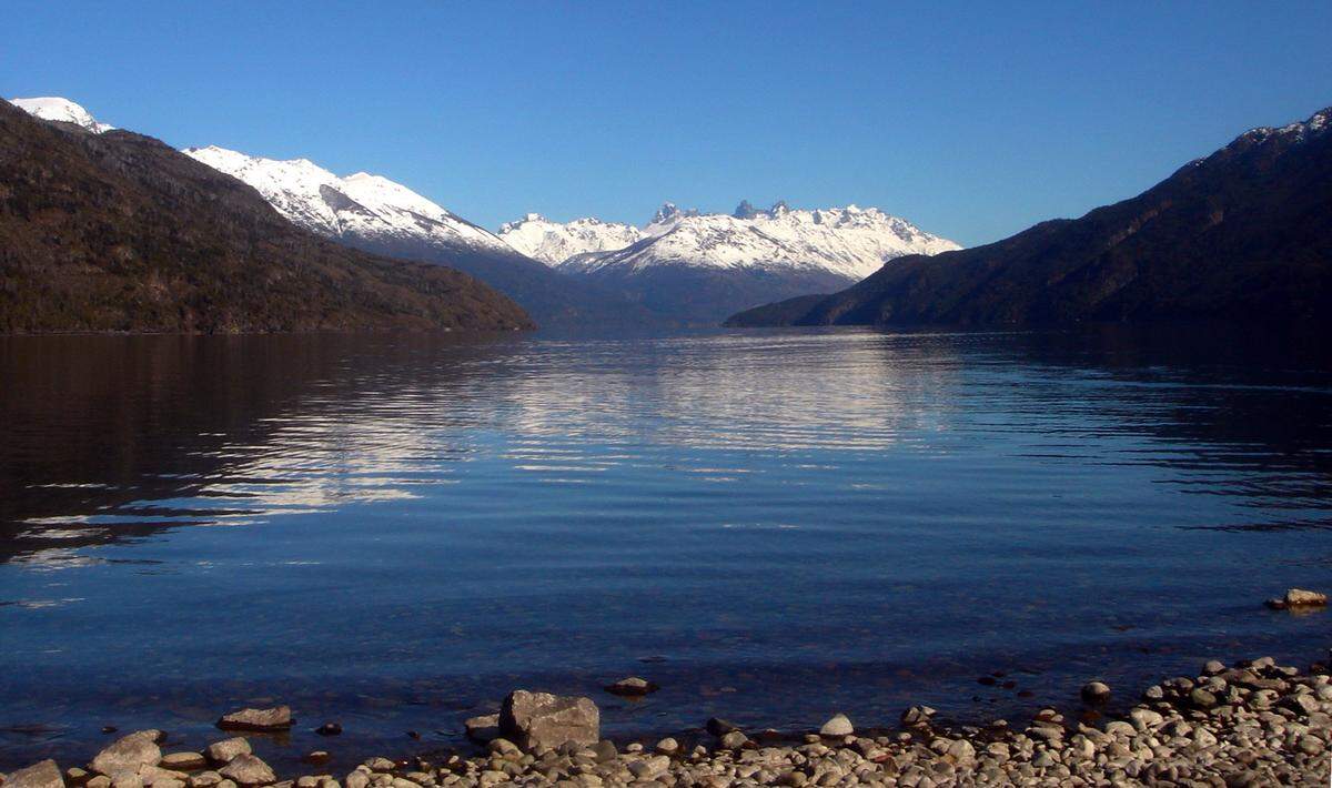 El lago Puelo está situado a pocos kilómetros de El Bolsón y es uno de las parajes naturales más visitados de la zona, tanto en invierno como en verano.