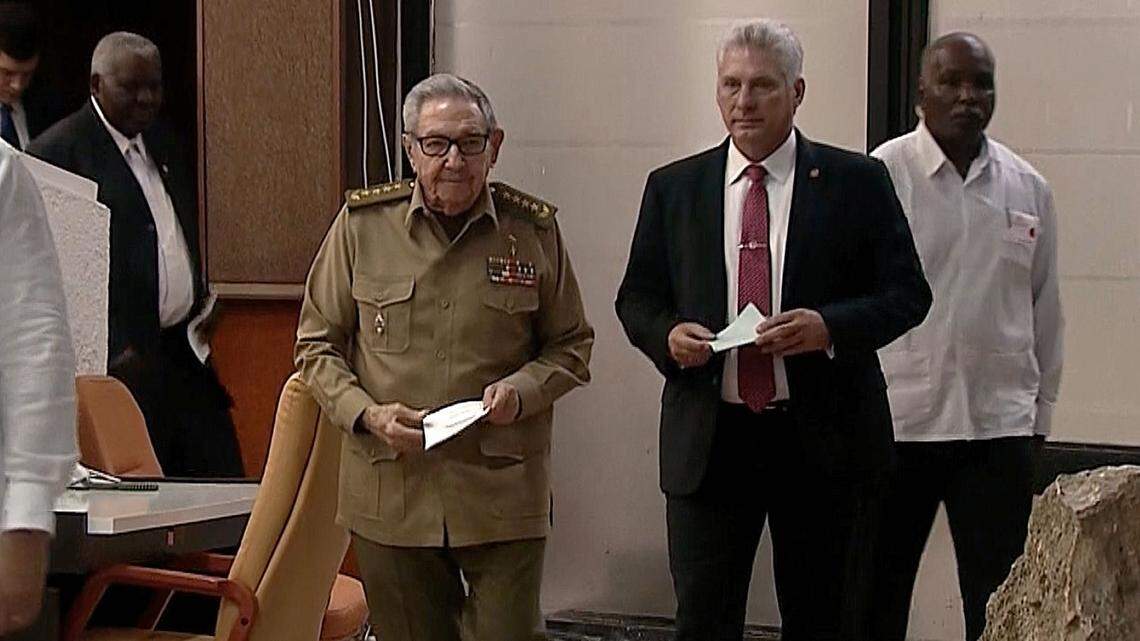 Foto de archivo. El gobernante cubano Miguel Díaz-Canel (der.) asiste a una sesión parlamentaria junto con Raúl Castro, el 10 de octubre de 2019 en La Habana.