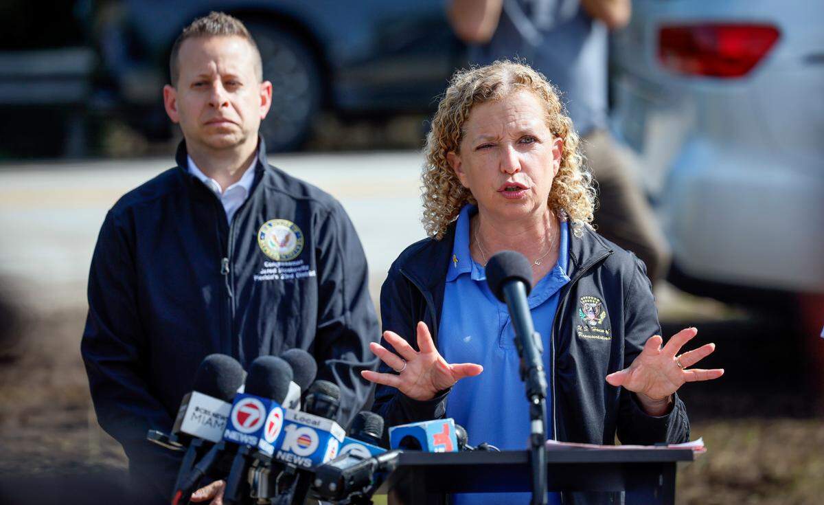 Conocida como la “Ley de No Jaulas en los Everglades”, este proyecto, liderado por la representante Debbie Wasserman Schultz, demócrata por Weston, busca prohibir al Departamento de Seguridad Nacional y al Servicio de Inmigración y Control de Aduanas (ICE) operar o financiar el centro de detención conocido como Alligator Alcatraz.