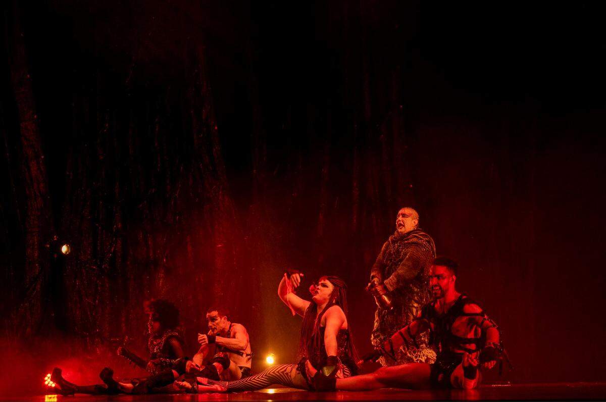 De izquierda a derecha: Betiza Bismark (Areúsa), Georbis Martínez (Pármeno), Fer Nieves (Elicia), Leticia Martín (Celestina) y Luis Manuel Álvarez (Sempronio), en otra escena de la versión que Norge Espinosa y Carlos Díaz hicieron de la obra de Fernando de Rojas. 