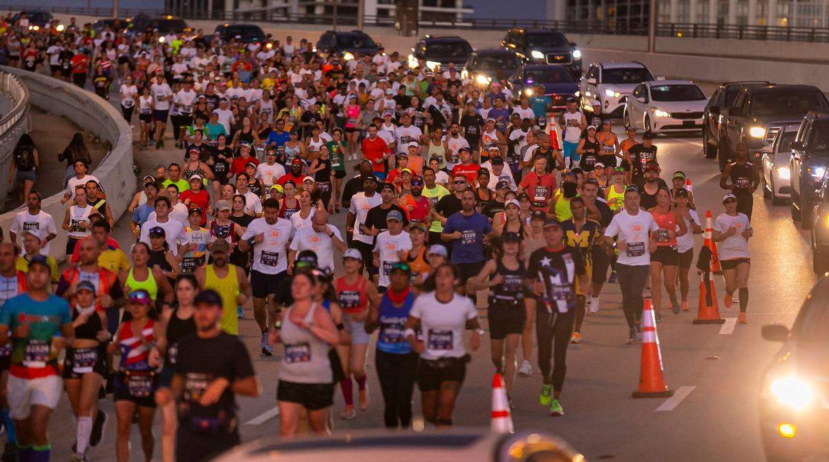 Corredores cruzan el viaducto MacArthur durante la vigésima edición del Life Time Maratón de Miami, el domingo 6 de febrero de 2022.