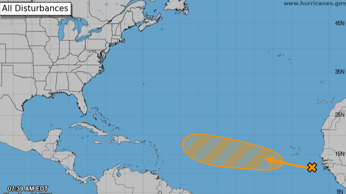 Mientras un sistema atlántico se desplaza hacia el oeste, ¿cuáles son sus probabilidades de convertirse en depresión tropical?