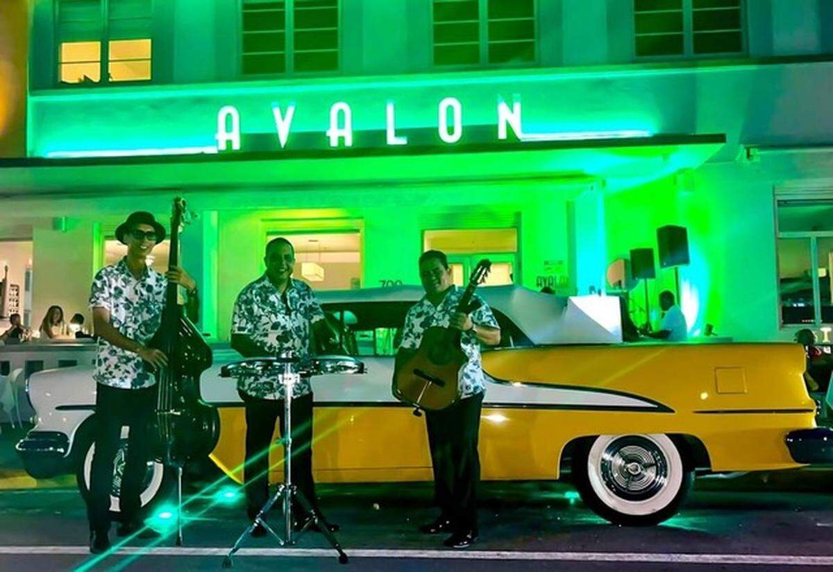 A Fish Called Avalon, ubicado en la popular Ocean Drive, cuenta con música en vivo tocada por profesionales locales todas las noches.