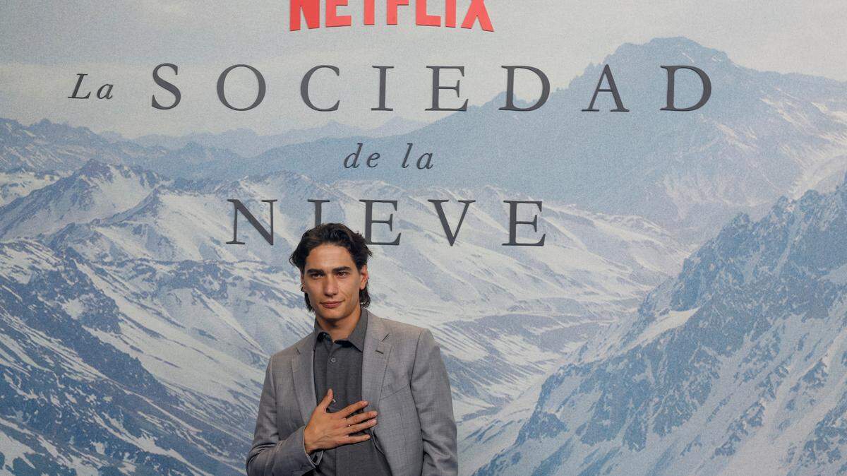 El actor uruguayo Enzo Vogrincic posa para los fotógrafos durante el estreno de ‘La sociedad de la nieve’, la película de J.A. Bayona, el 14 de diciembre en el Círculo de Bellas Artes en Madrid.