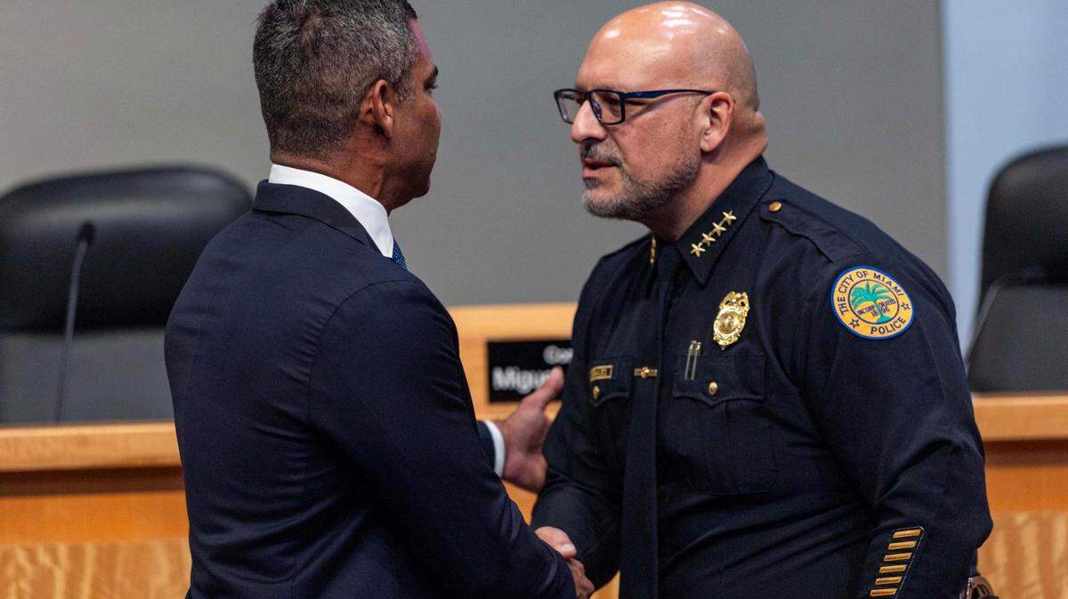El alcalde de Miami Francis Suárez, a la izquierda, estrecha la mano del jefe de policía Manuel A. Morales durante la conferencia de prensa del pasado 17 de julio en Miami.