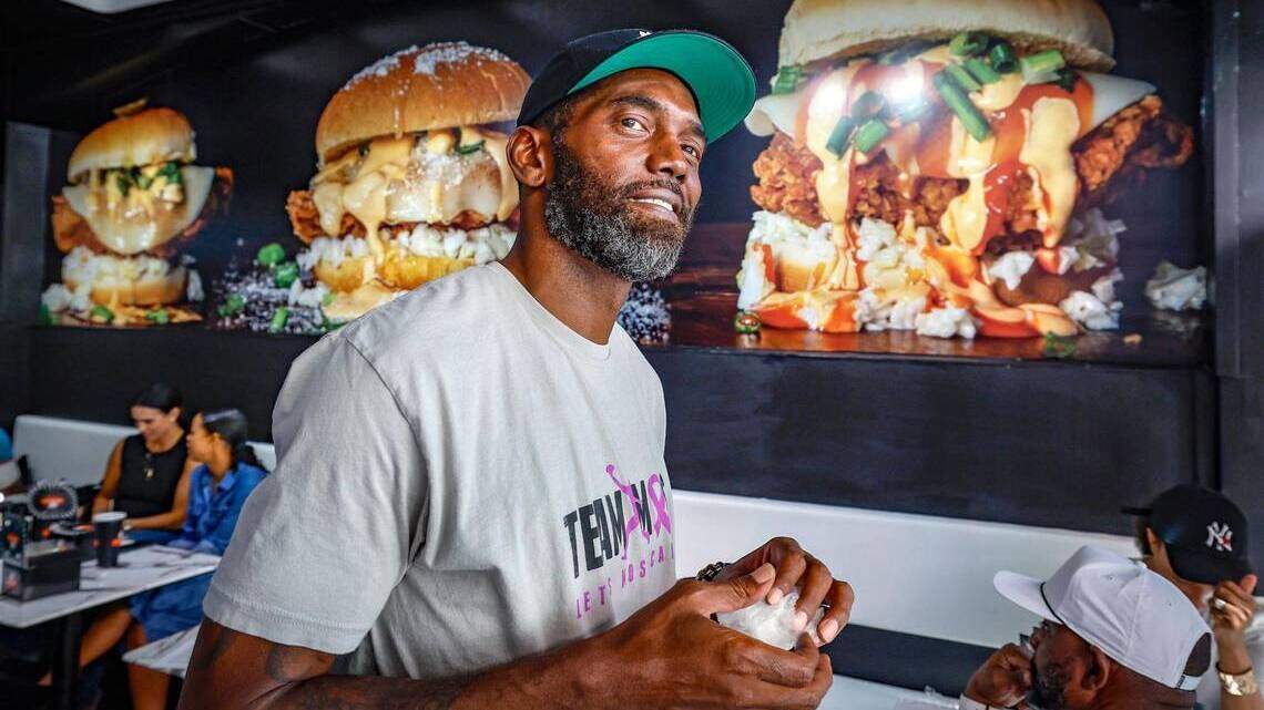 Exestrella de la NFL cambia el balón por el pollo frito: abre restaurante en Miami