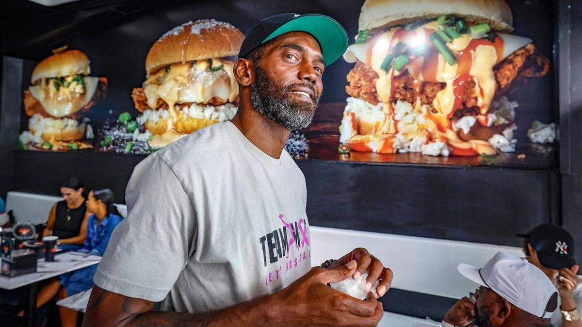 Randy Moss, miembro del Salón de la Fama del Football, mira por la ventana de su franquicia de Crisppi’s Chicken, ubicada en la calle 29 y Biscayne Boulevard en Miami, Florida, el viernes 11 de julio de 2025. AL DIAZ adiaz@miamiherald.com