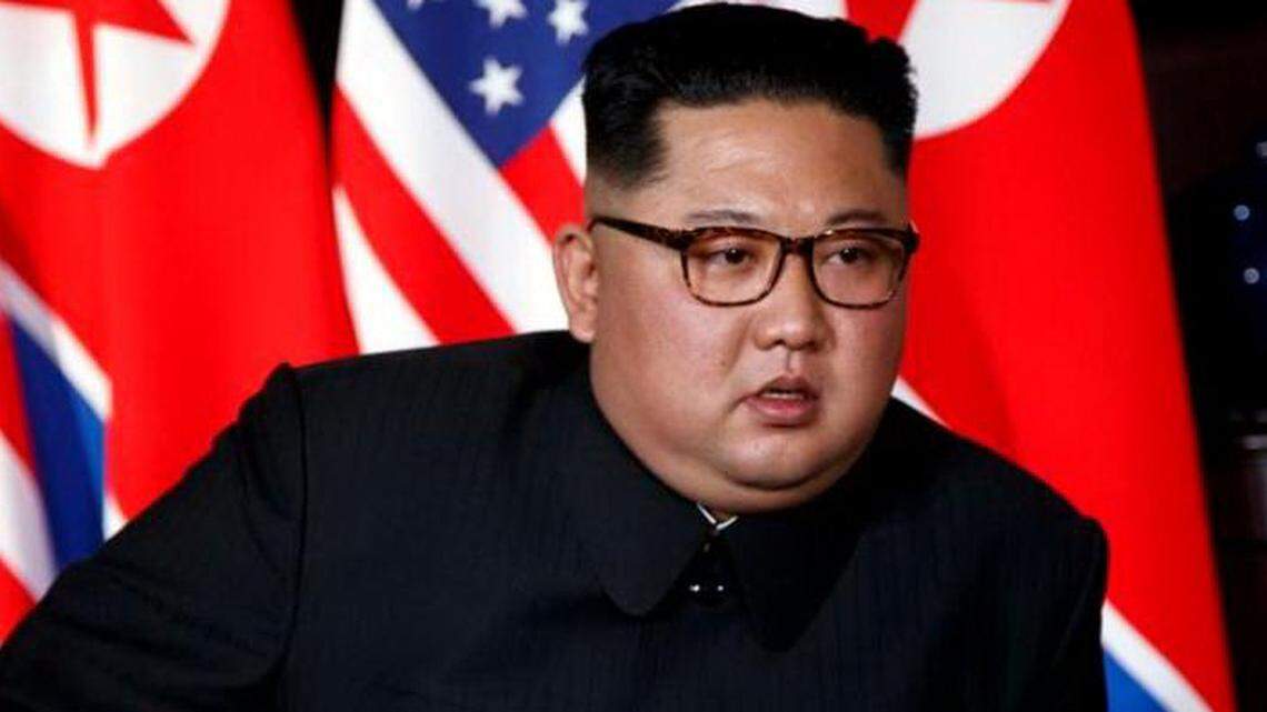 El líder norcoreano Kim Jong Un escucha al presidente estadounidense Donald Trump durante una reunión en la isla Sentosa en Singapur el martes 12 de junio de 2018.