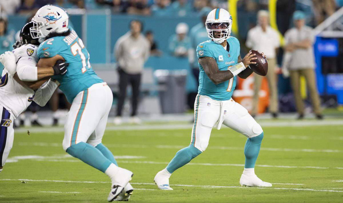 El quarterback de los Dolphins Tua Tagovailoa trata de pasar el ovoide en el partido ante los Ravens de Baltimore, celebrado el 30 de octubre de 2025 en el Hard Rock Stadium en Miami Gardens, Florida.