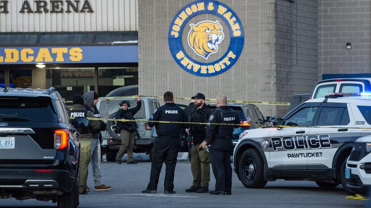 Agentes de policía permanecen fuera del perímetro que establecieron alrededor del Dennis M. Lynch Arena, donde ocurrió un tiroteo más temprano ese día en Pawtucket, Rhode Island, el 16 de febrero de 2026.