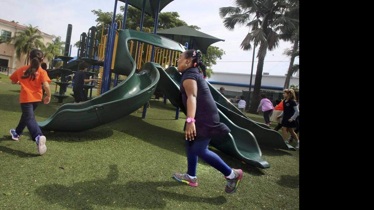 Samoya Gray de 7 años corre durante un recreo en North Beach Elementary. Marsha Halper-Miami Herald