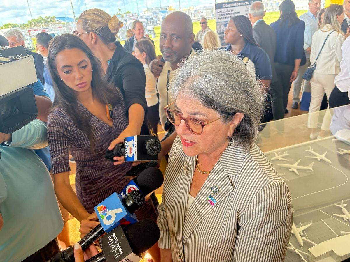 La alcaldesa del condado de Miami-Dade, Daniella Levine Cava, habla con periodistas en el Aeropuerto Internacional de Miami el martes 24 de junio de 2025.