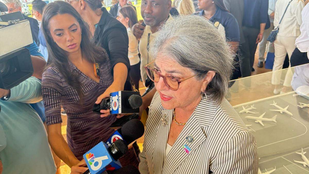 La alcaldesa del condado de Miami-Dade, Daniella Levine Cava, habla con periodistas en el Aeropuerto Internacional de Miami el martes 24 de junio de 2025.
