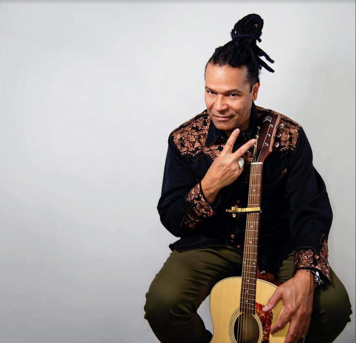 Amaury vivió 11 años en México, adonde llegó para quedarse el 14 de febrero de 1993, y asegura que ese país influyó mucho en su carrera como compositor.