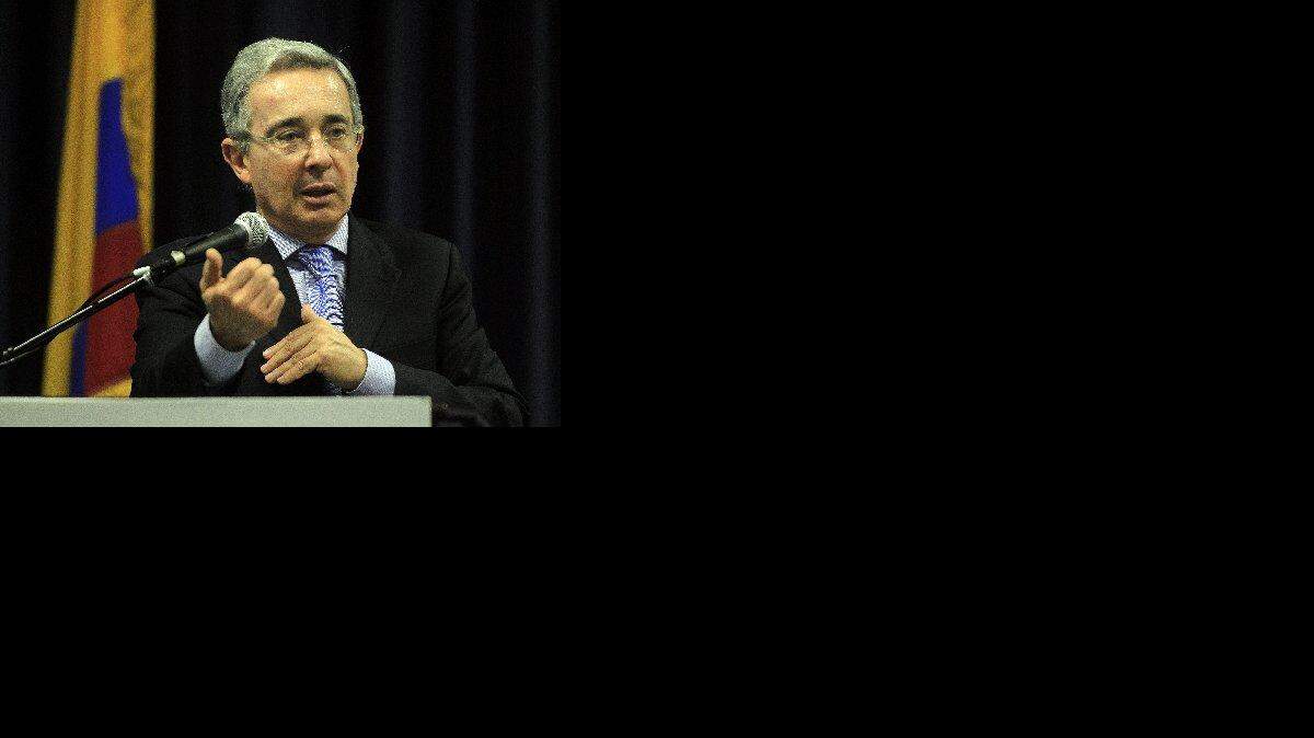 El ex presidente colombiano Álvaro Uribe, en una foto de archivo. Uribe rechazó el sábado la acusación hecha por el mandatario venezolano Nicolás Maduro de que era el autor intelectual del asesinato del diputado chavista Robert Serra. 
