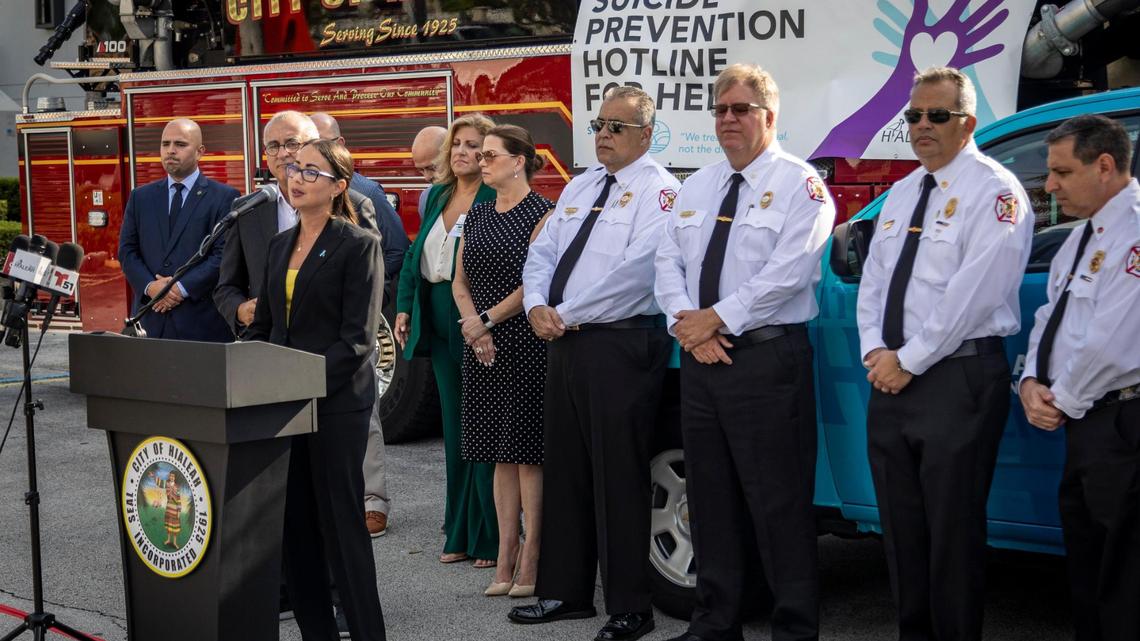 La concejal de la ciudad de Hialeah, Jacqueline García-Roves, habla durante una conferencia de prensa, este viernes 9 de septiembre, frente al Ayuntamiento de la ciudad acerca de la concientización sobre la salud mental. Septiembre es el mes nacional de concientización sobre la salud mental.