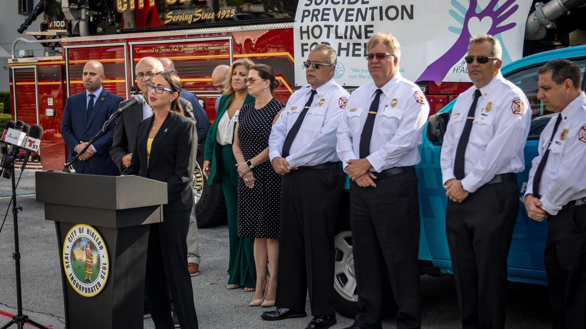 La concejal de la ciudad de Hialeah, Jacqueline García-Roves, habla durante una conferencia de prensa frente al Ayuntamiento de Hialeah sobre la concientización sobre la salud mental. Septiembre es el mes nacional de concientización sobre la salud mental. 9 de septiembre de 2022 .