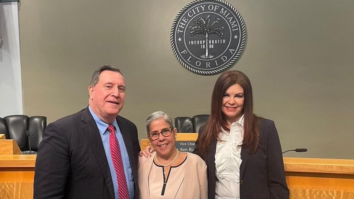 El comisionado de la ciudad de Miami, Joe Carollo, junto a Norka Márquez (centro), madre del líder opositor venezolano Juan Guaidó, y y la esposa de Carollo, Marjorie, también venezolana, en el Ayuntamiento de Miami, el 18 de noviembre. Ese día la comisión de la Ciudad aprobó una resolución presentada por Carollo para dar el nombre de Simón Bolívar a un futuro parque en La Pequeña Habana.
