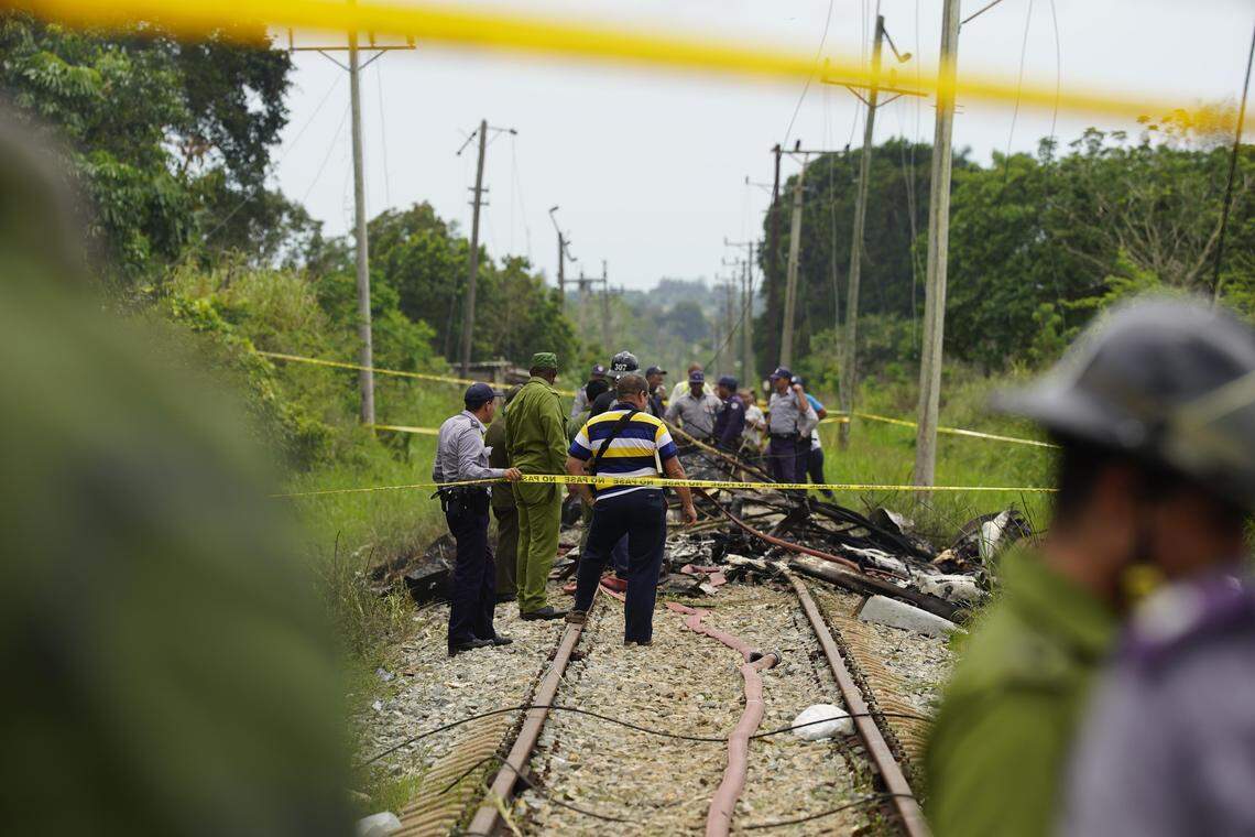 Trabajadores de rescate y búsqueda en el sitio donde un avión cubano con más de 100 pasajeros a bordo cayó en un campo justo después del despegue desde el aeropuerto internacional en La Habana, Cuba, el viernes 18 de mayo de 2018.