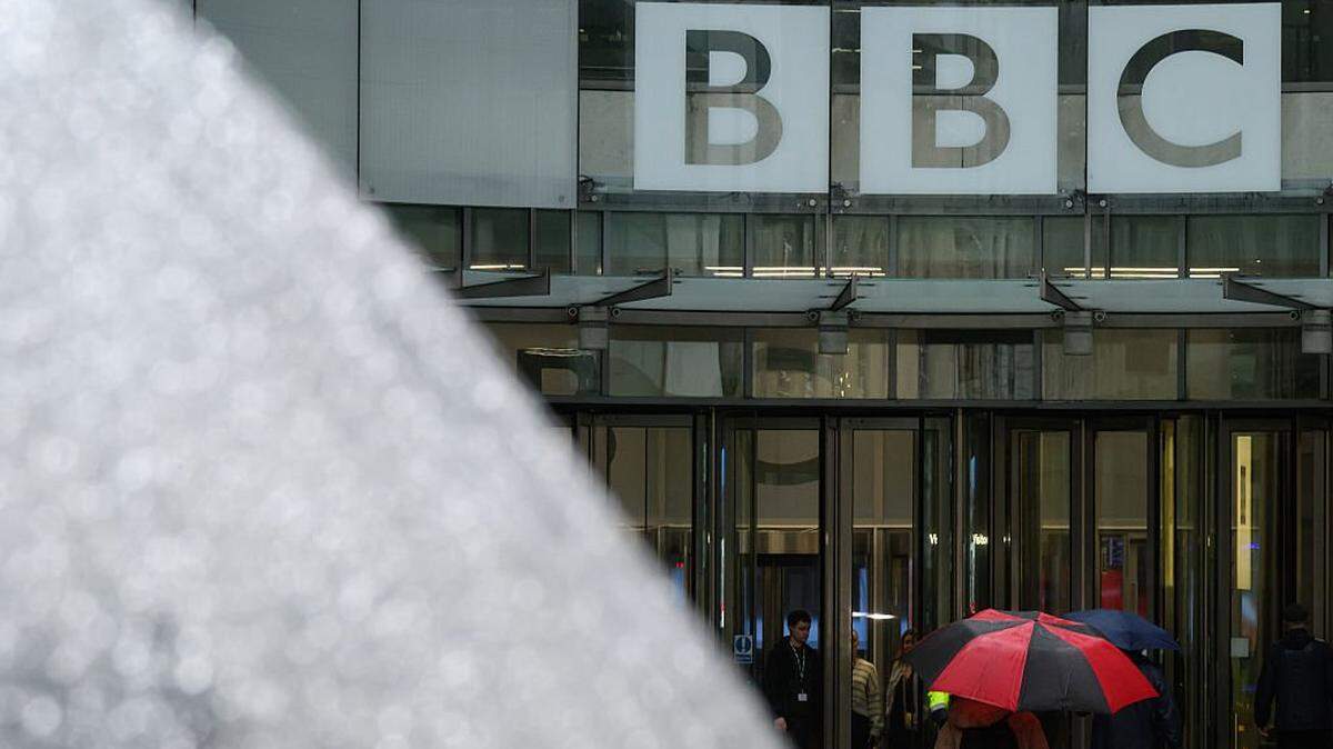 LONDON, ENGLAND - NOVEMBER 10: The BBC logo is displayed above the entrance to Broadcasting House on November 10, 2025 in London, United Kingdom. BBC Director General Tim Davie and Deborah Turness, head of BBC News, have resigned over accusations that the broadcaster has been biased in its coverage of US President Donald Trump, the war in Gaza, and transgender issues. The allegations followed a memo published by the Telegraph in which Michael Prescott, a former external adviser on editorial standards at the BBC, raised concerns over "systemic" bias in coverage. Prescott's primary criticism was aimed at what he says was the selective edit of a January 6, 2021 speech made by Trump to supporters, which aired in a BBC Panorama episode ahead of the 2024 US election. Some pundits have responded to the resignations with claims that the BBC is the target of a right-wing political campaign to dismantle the media organization. (Photo by Leon Neal/Getty Images)