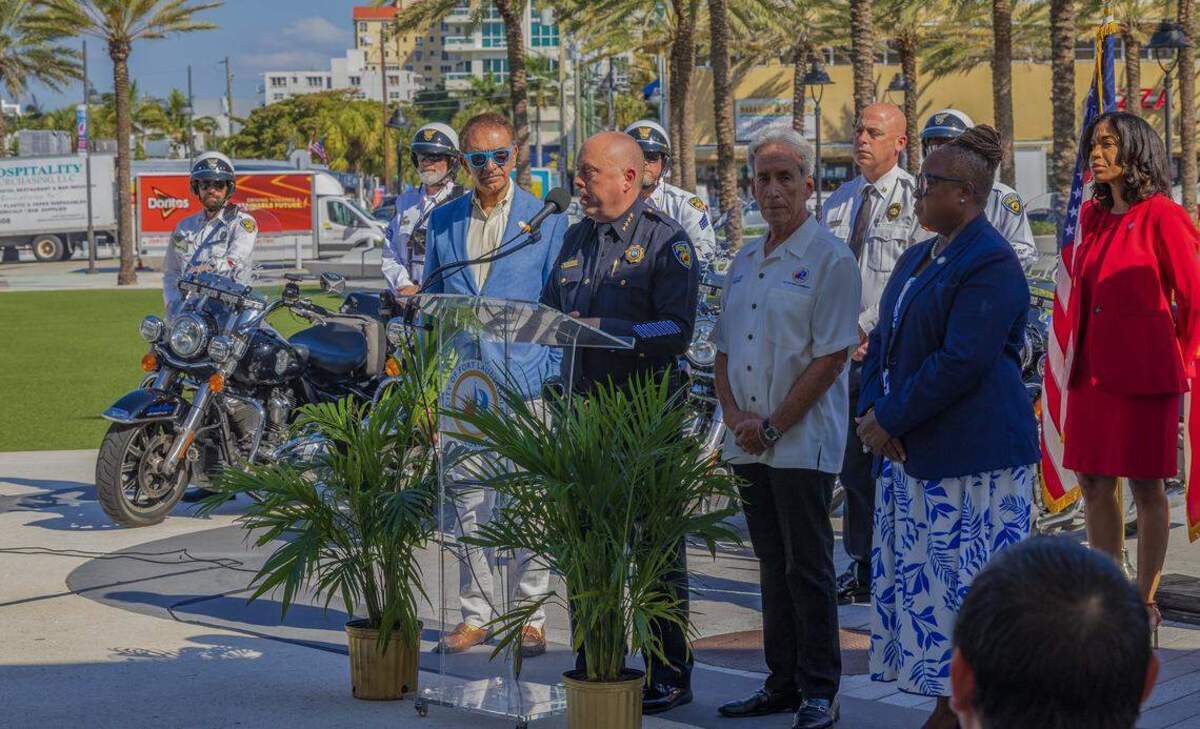 Funcionarios de la ciudad de Fort Lauderdale, entre ellos el alcalde Dean J. Trantalis y el jefe de policía William C. Schultz, en el podio, se tomaron un tiempo para hablar durante una conferencia de prensa sobre los planes de la ciudad antes de las vacaciones de primavera de 2026.
