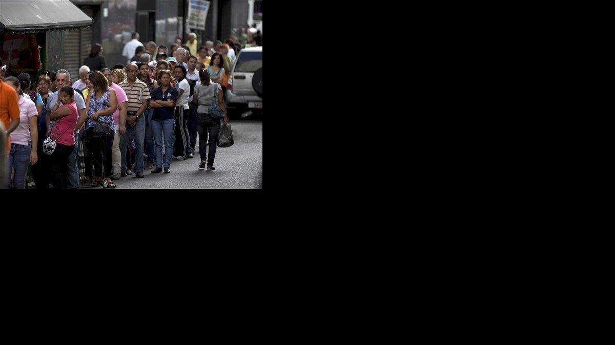 Clientes hacen fila en un supermercado en el centro de Caracas, Venezuela. | AP