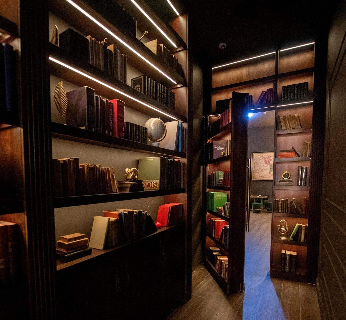 Entrada a La Biblioteca, un bar escondido que se encuentra tras las cortinas de terciopelo e inspirado en el bar de la trastienda del Presidente original.