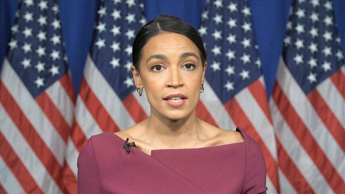 En esta imagen del video, la congresista Alexandria Ocasio-Cortez habla durante la segunda noche de la Convención Nacional Demócrata, el 18 de agosto de 2020.